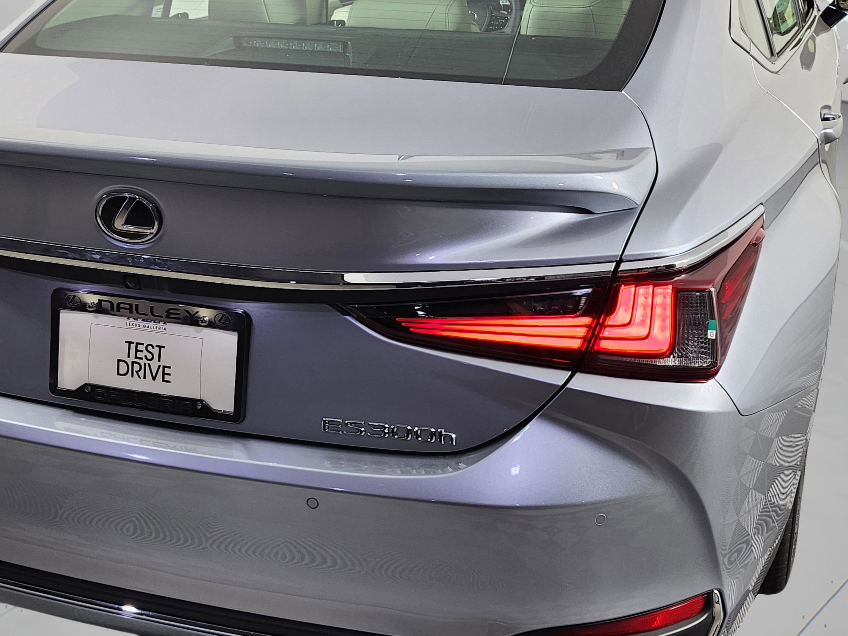 New 2025 Lexus ES 300h w/ Premium Package image 9