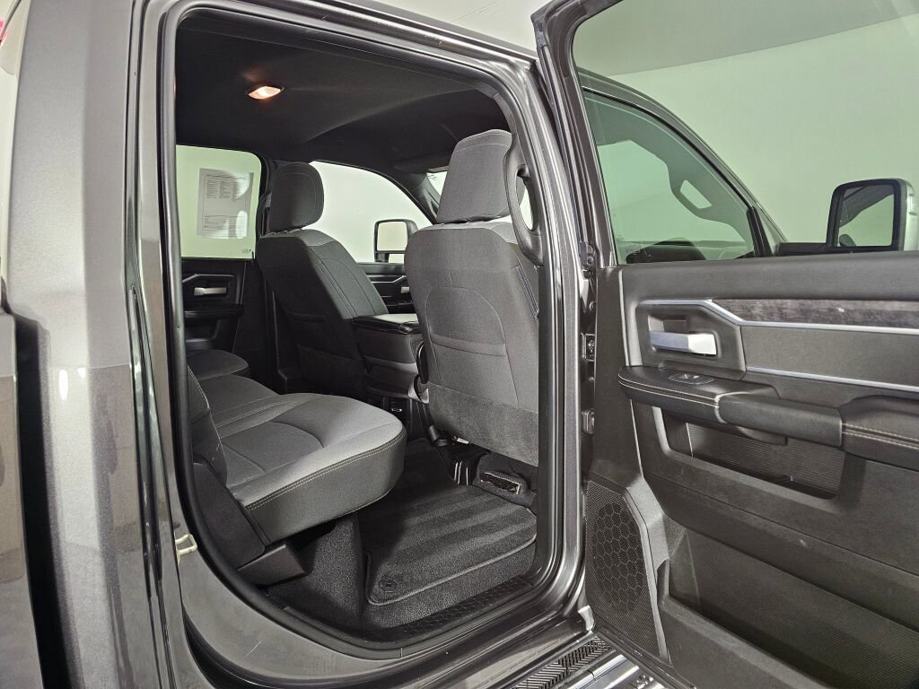 Used 2024 RAM 3500 Big Horn image 34