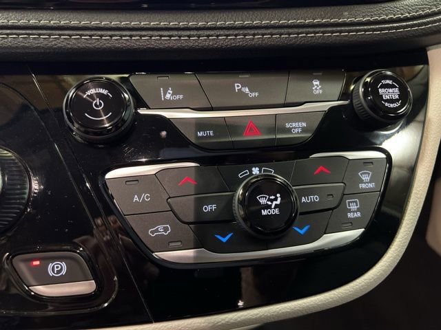 Used 2024 Chrysler Pacifica Limited FWD image 33