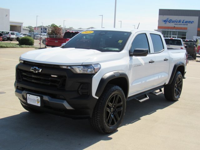 Used 2025 Chevrolet Colorado Trail Boss AWD/4WD image 2
