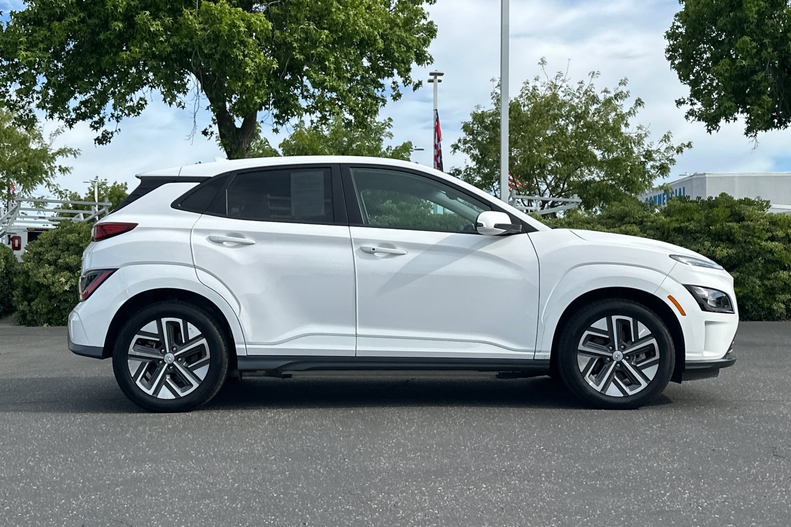 Used 2023 Hyundai Kona SE w/ Cargo Package FWD image 3