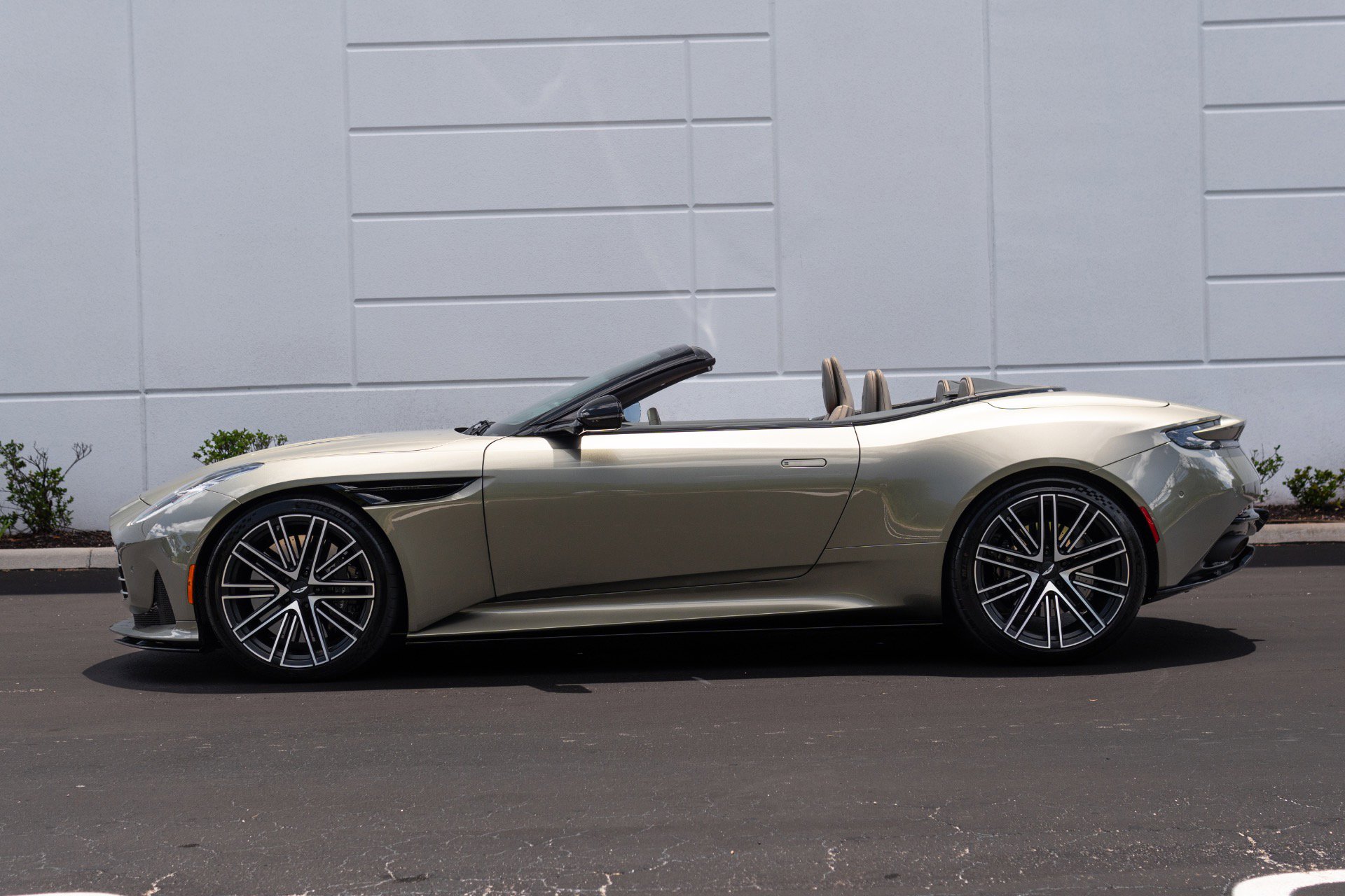Used 2024 Aston Martin DB12 Convertible RWD image 20