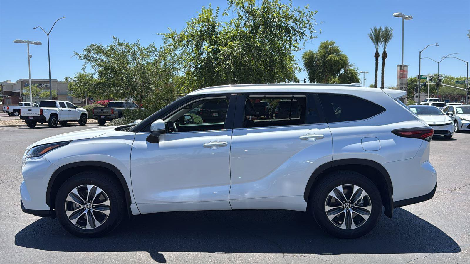 Used 2024 Toyota Highlander XLE AWD/4WD image 4