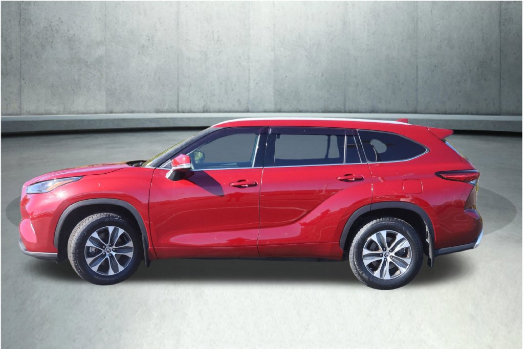 Used 2022 Toyota Highlander XLE AWD/4WD image 17