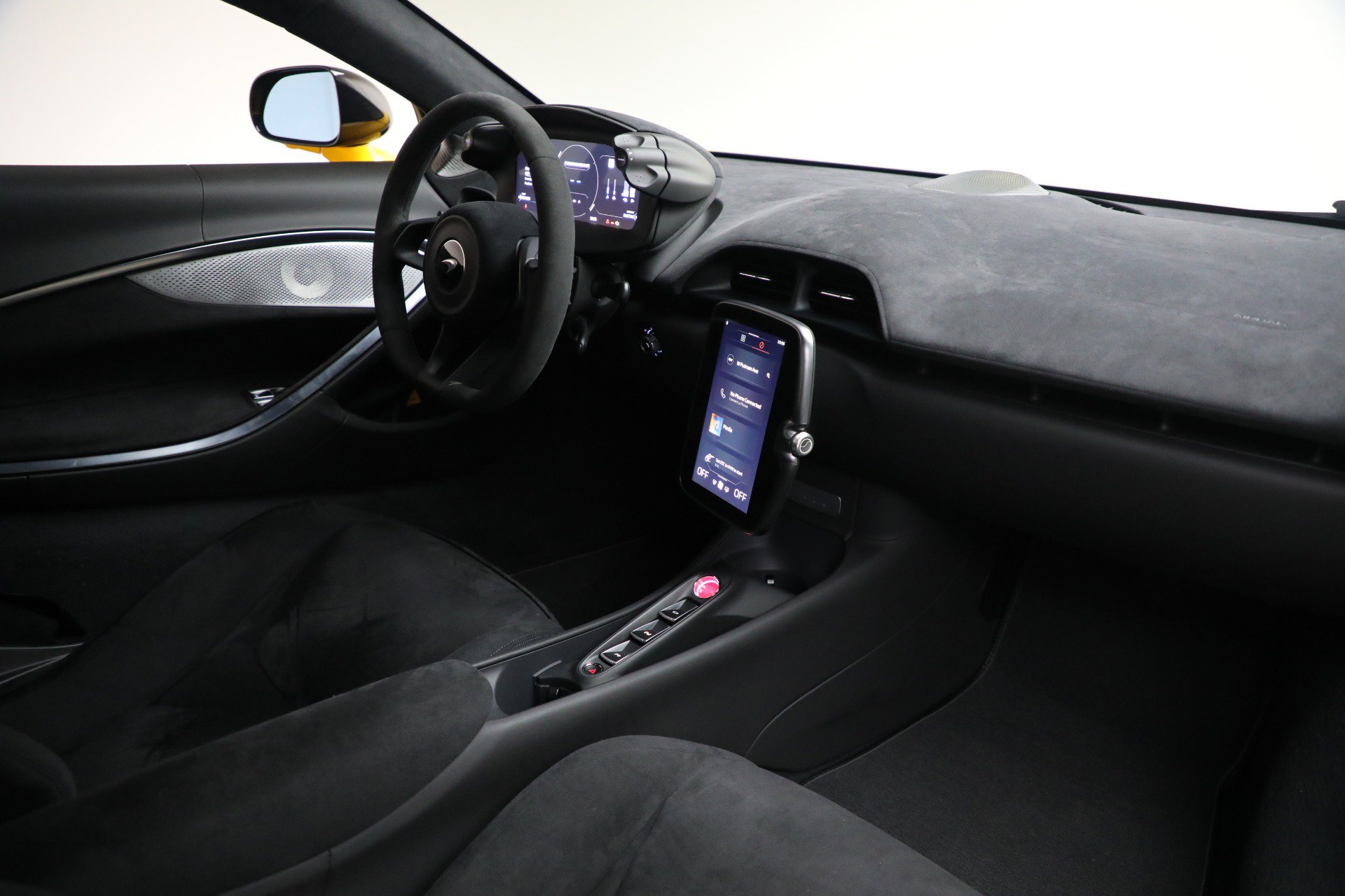 Used 2024 McLaren Artura RWD image 26