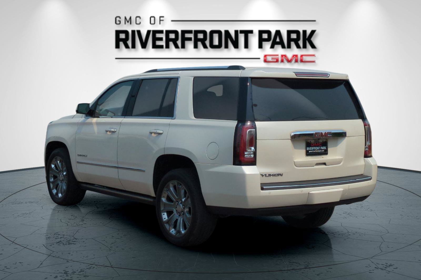 Used 2015 GMC Yukon Denali w/ Premium Package AWD/4WD image 5
