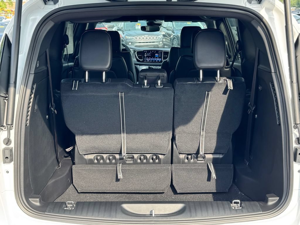 New 2027 Chrysler Pacifica Select FWD image 13