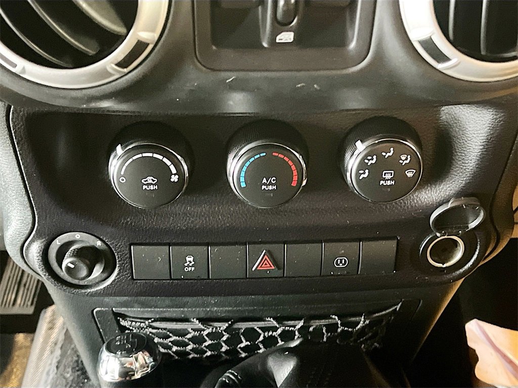 Used 2016 Jeep Wrangler Unlimited Sahara w/ Connectivity Group image 13