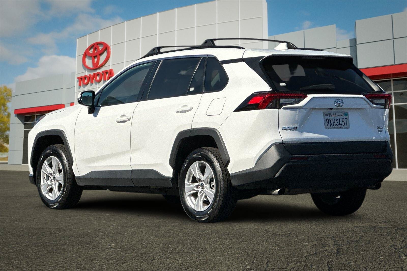 Certified 2021 Toyota RAV4 XLE w/ XLE Grade Weather Package AWD/4WD image 5