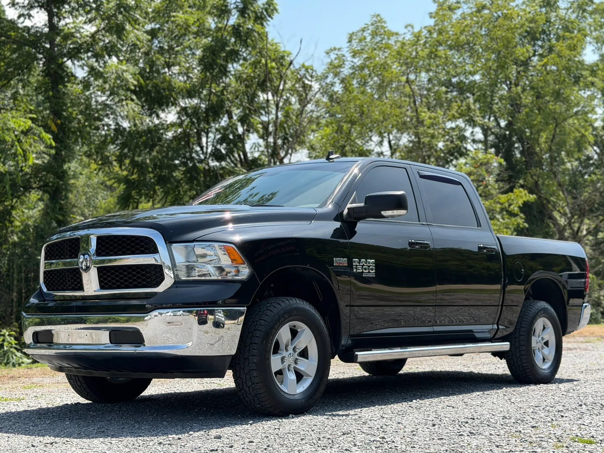Used 2020 RAM 1500 Classic SLT w/ Luxury Group AWD/4WD image 3