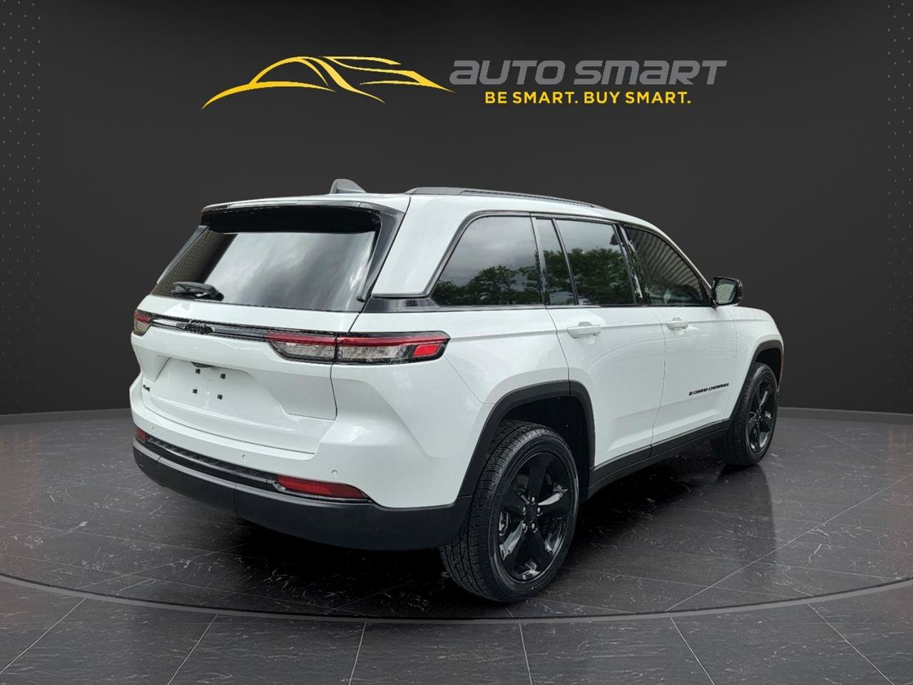 Used 2023 Jeep Grand Cherokee Altitude AWD/4WD image 5
