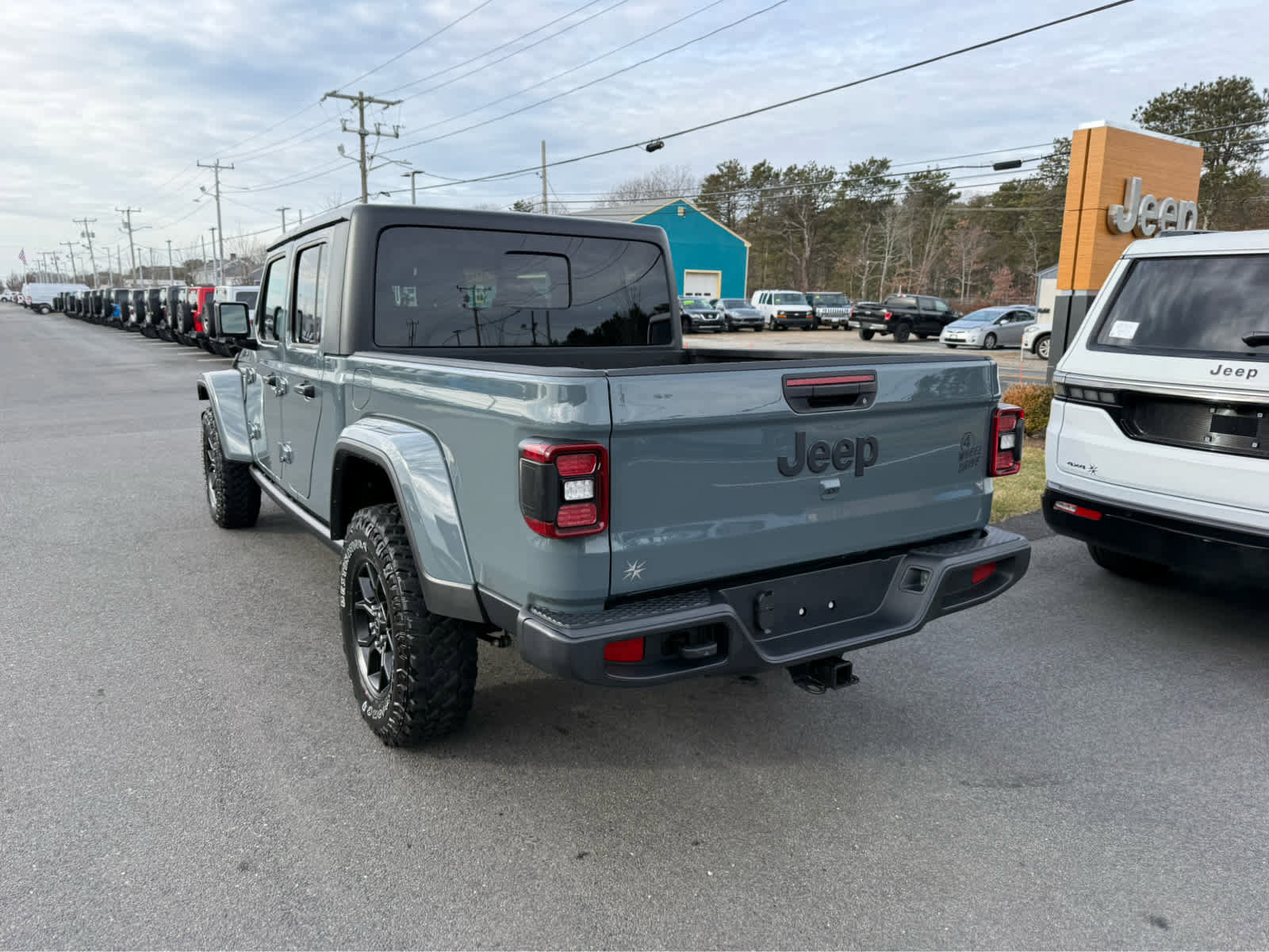 Used 2025 Jeep Gladiator Sport image 6