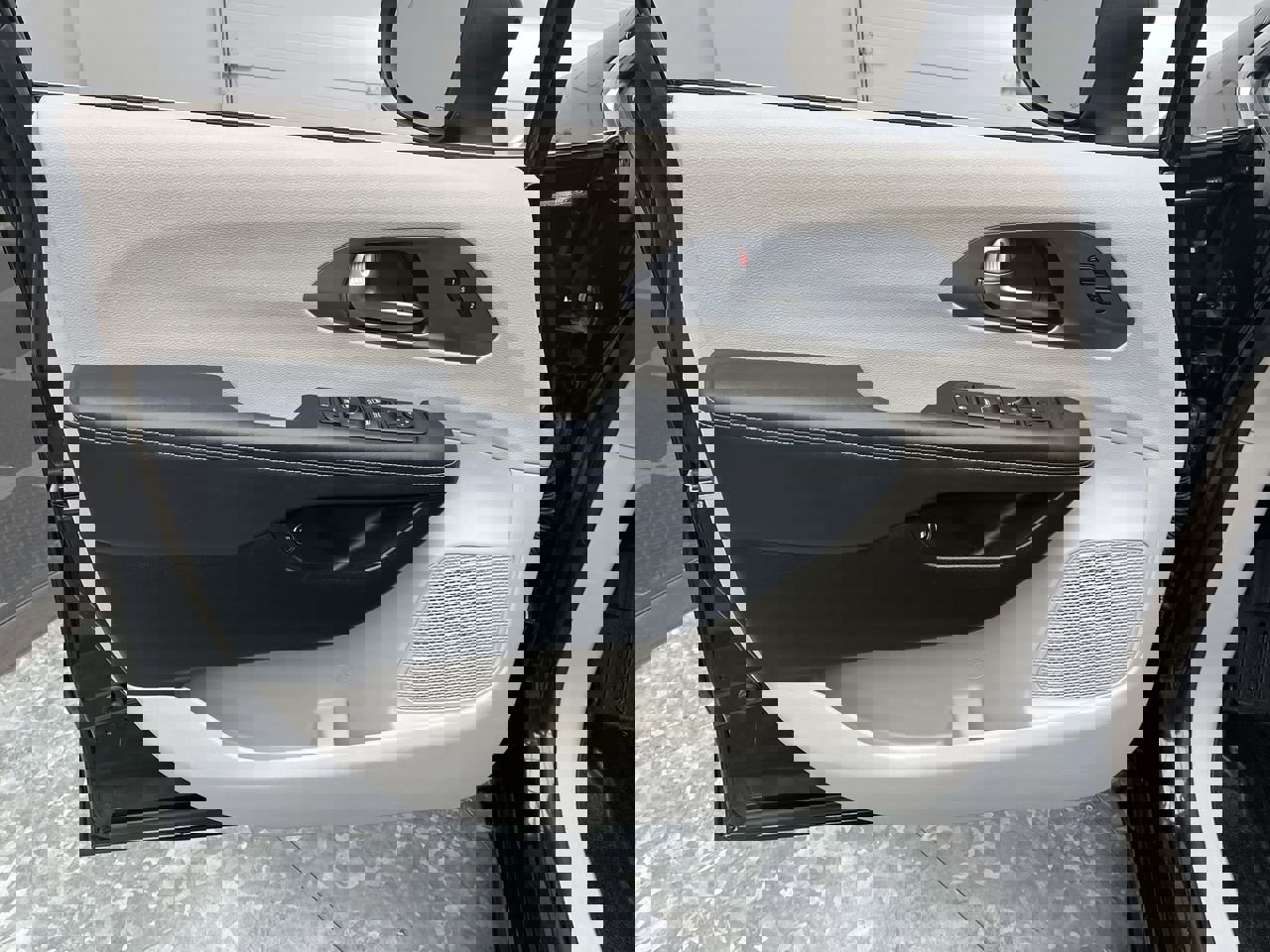 Used 2023 Chrysler Pacifica Touring-L image 6