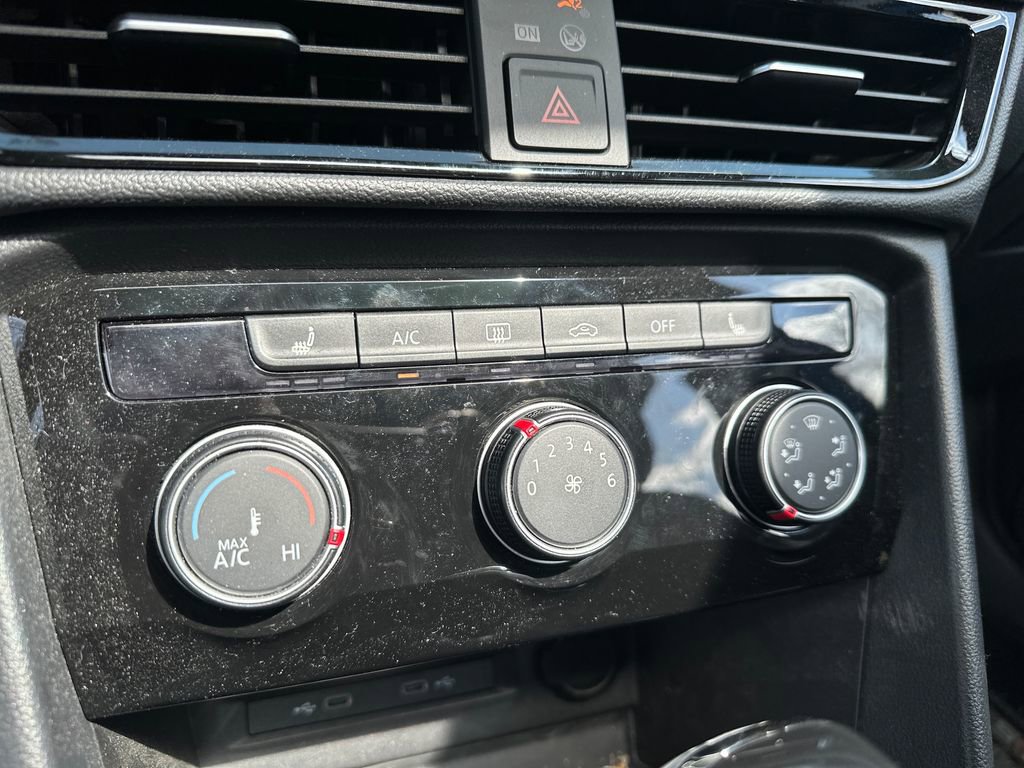 Certified 2023 Volkswagen Taos SE w/ Panoramic Sunroof Package image 11