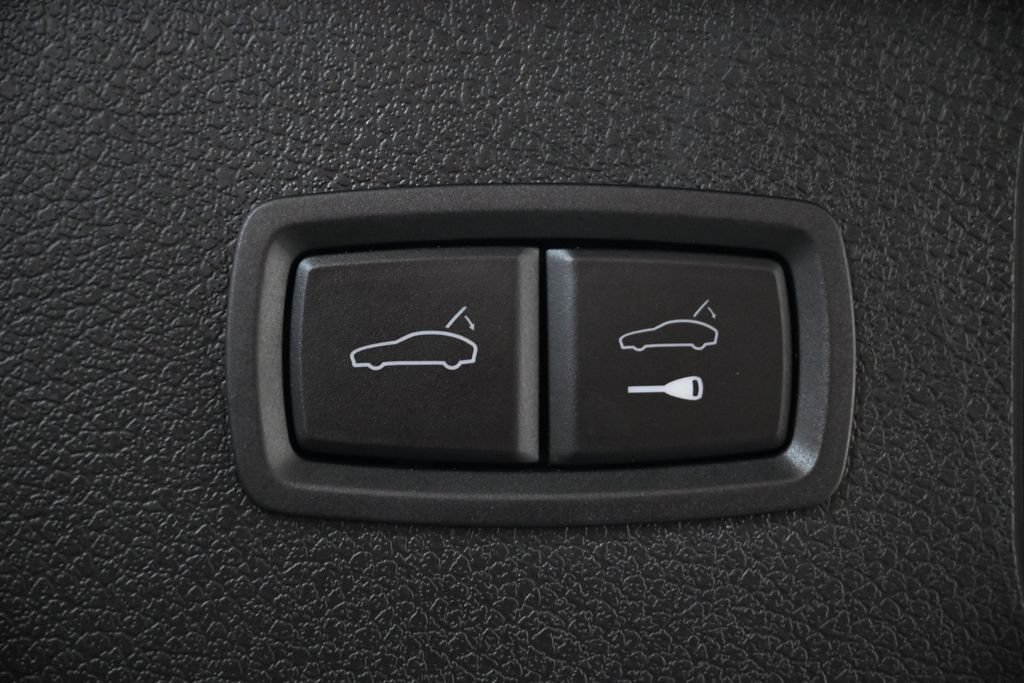 Certified 2025 Porsche Macan AWD/4WD image 29
