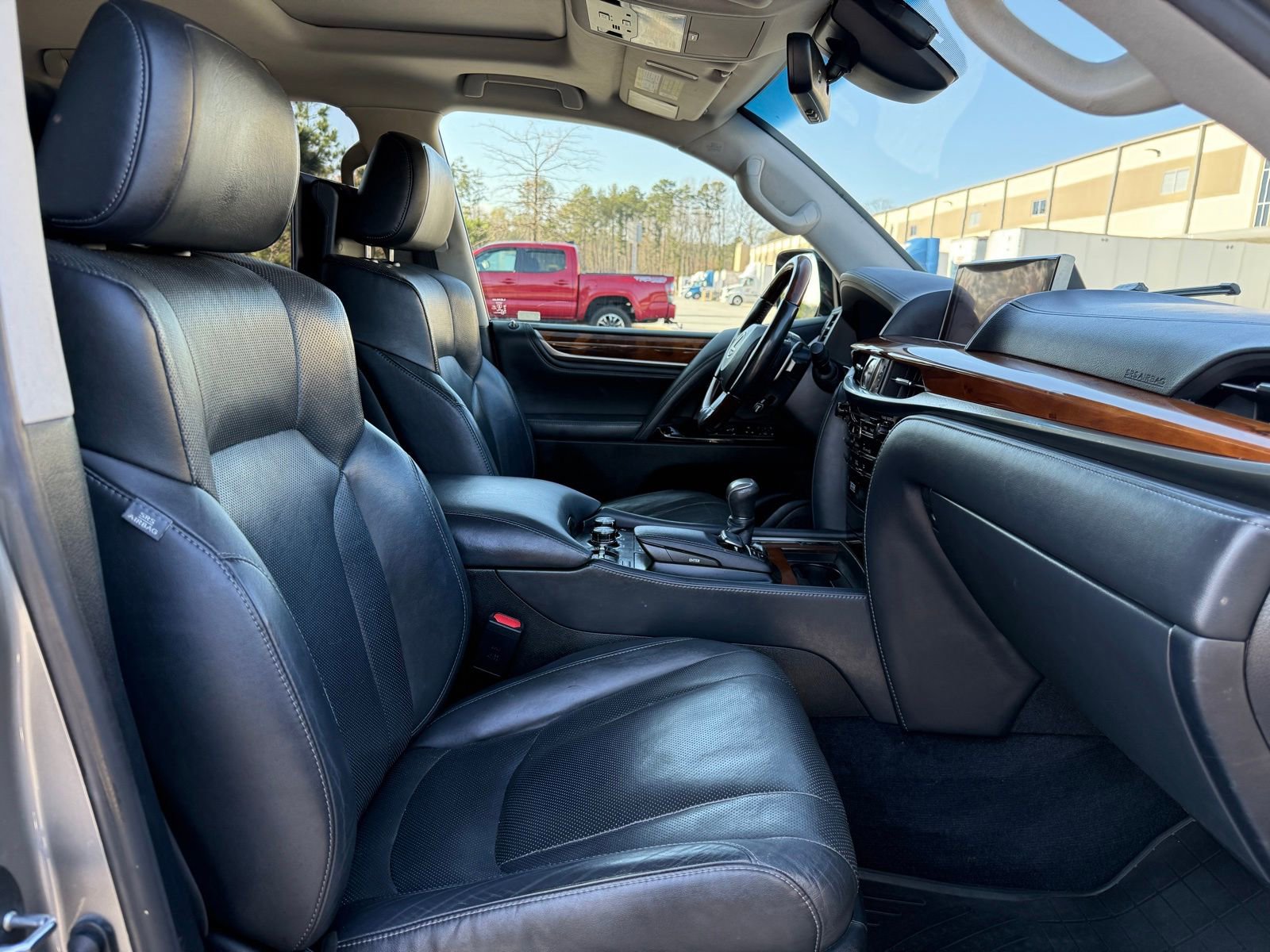 Used 2018 Lexus LX 570 4WD w/ Luxury Package image 35