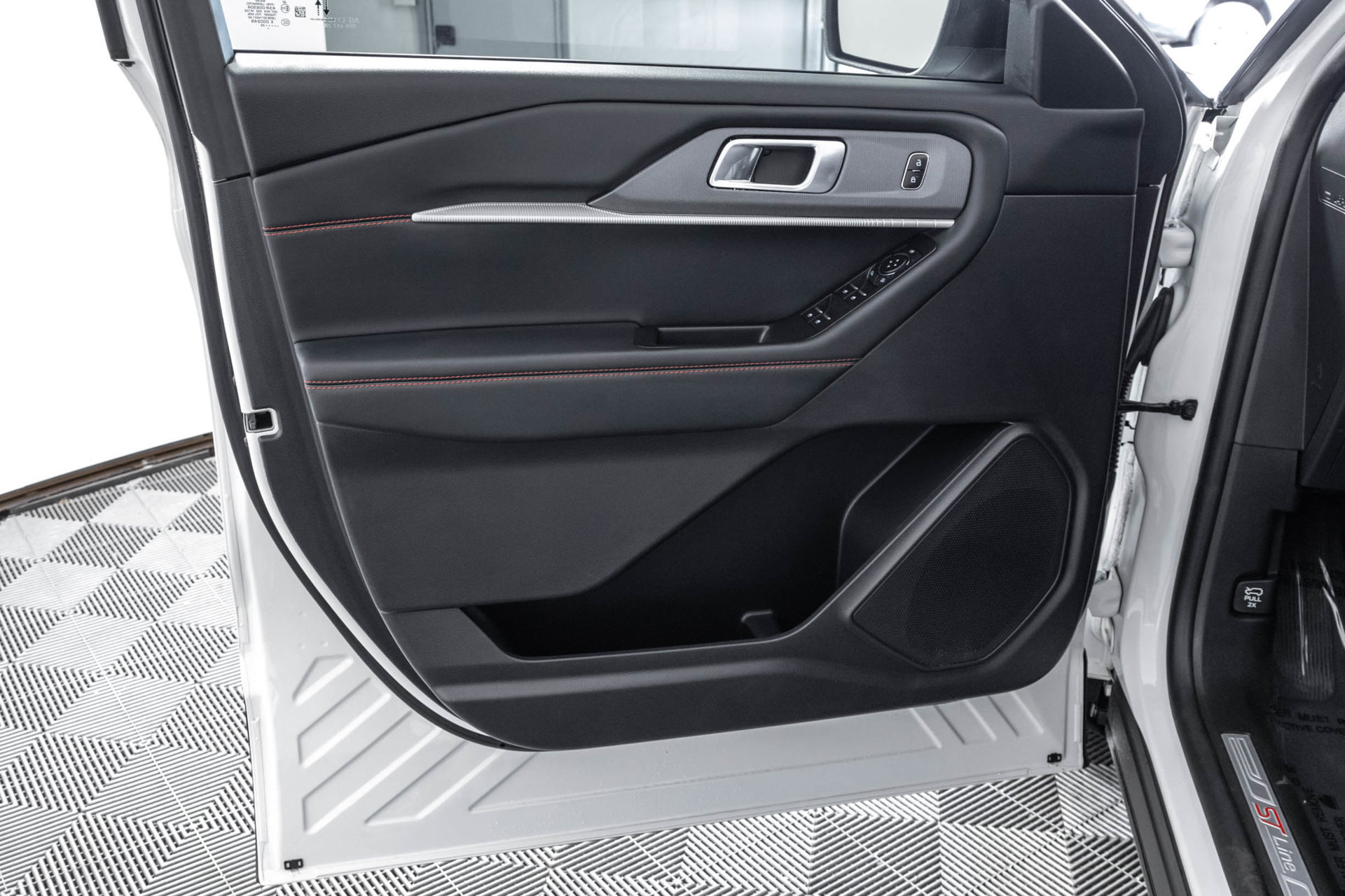 Used 2025 Ford Explorer ST-Line AWD/4WD image 35