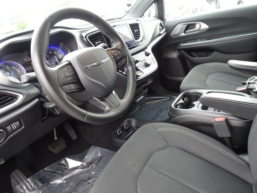 Used 2019 Chrysler Pacifica Touring Plus w/ S Appearance Package FWD image 11