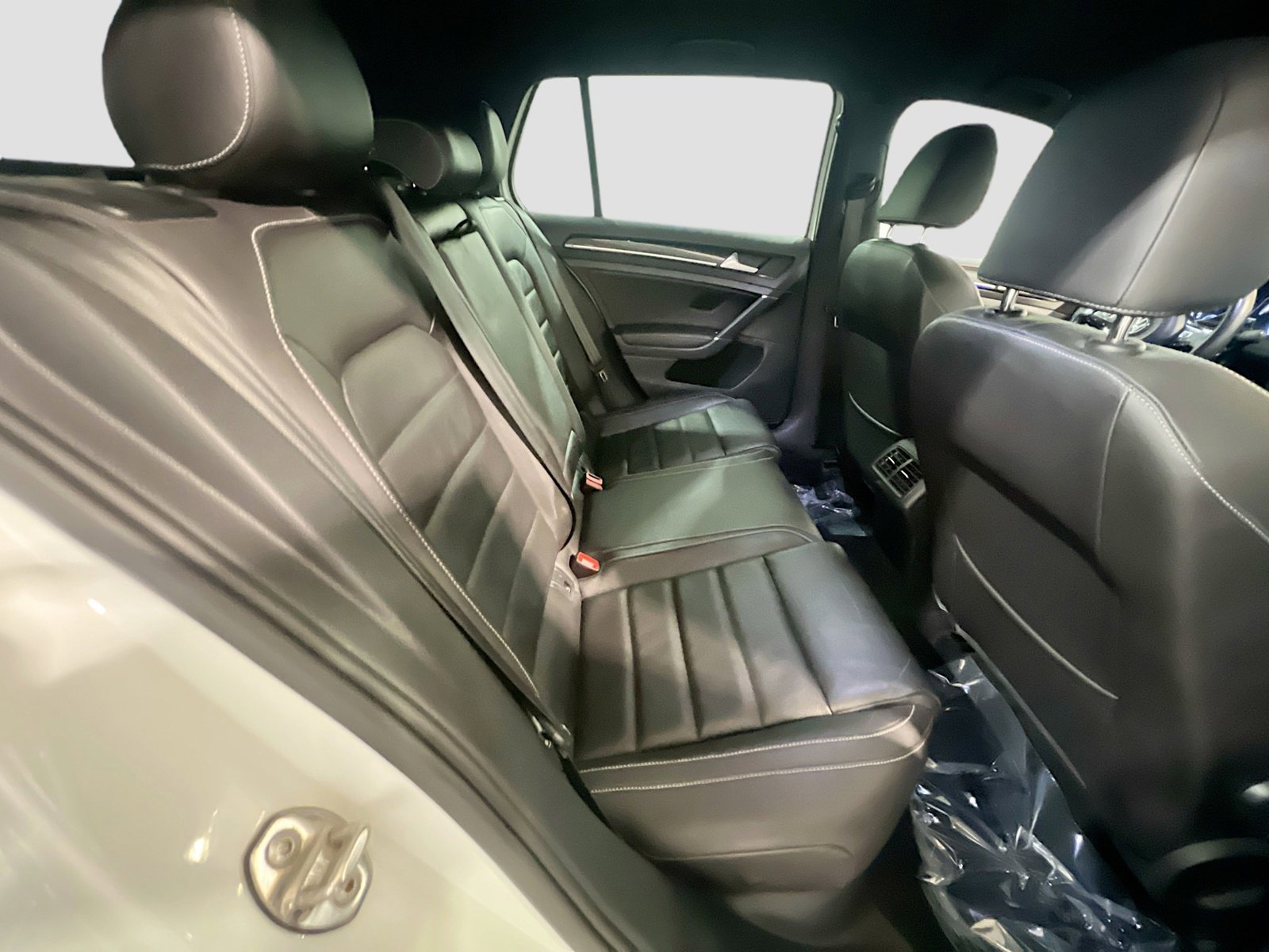 Used 2016 Volkswagen Golf R 4-Door image 20