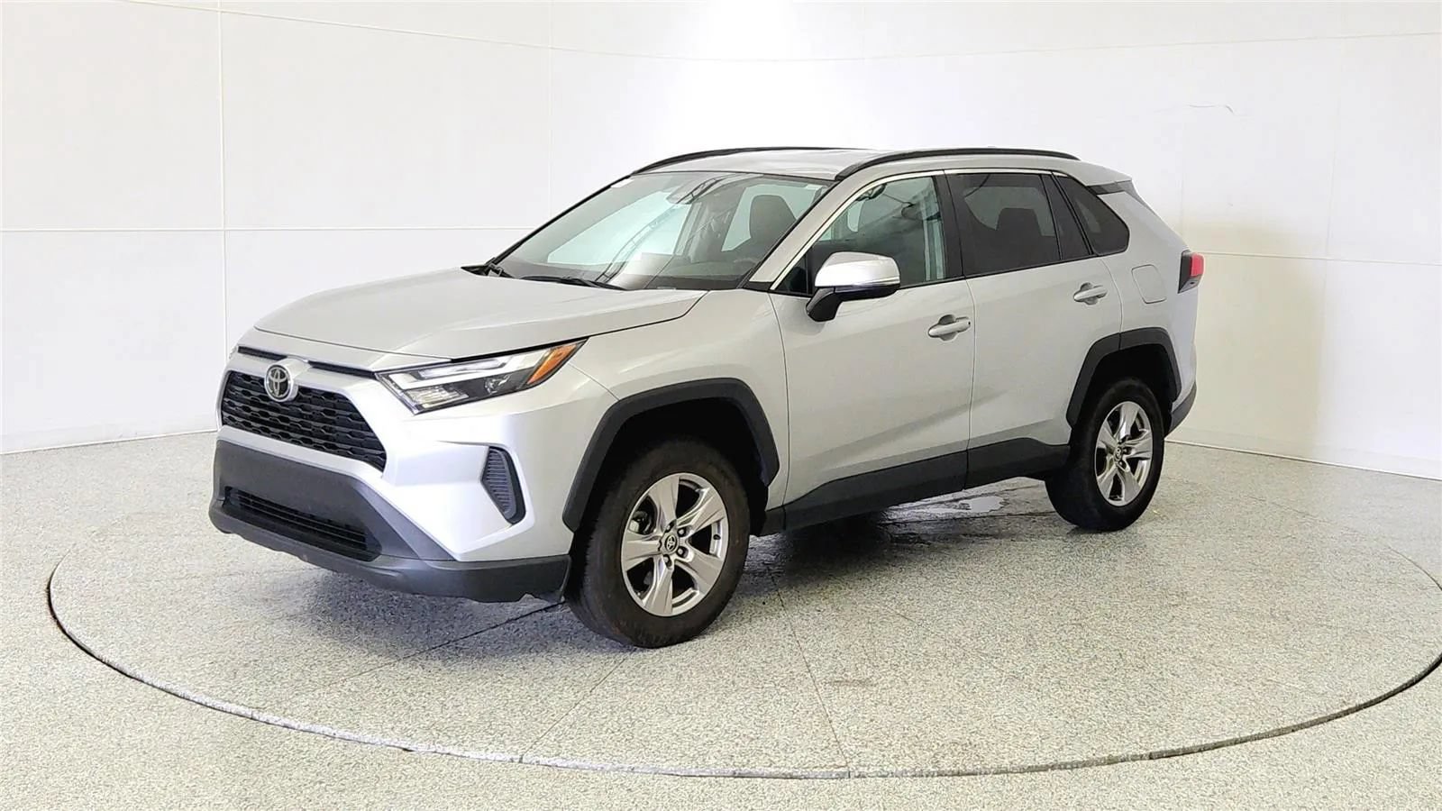 Used 2024 Toyota RAV4 XLE FWD image 3