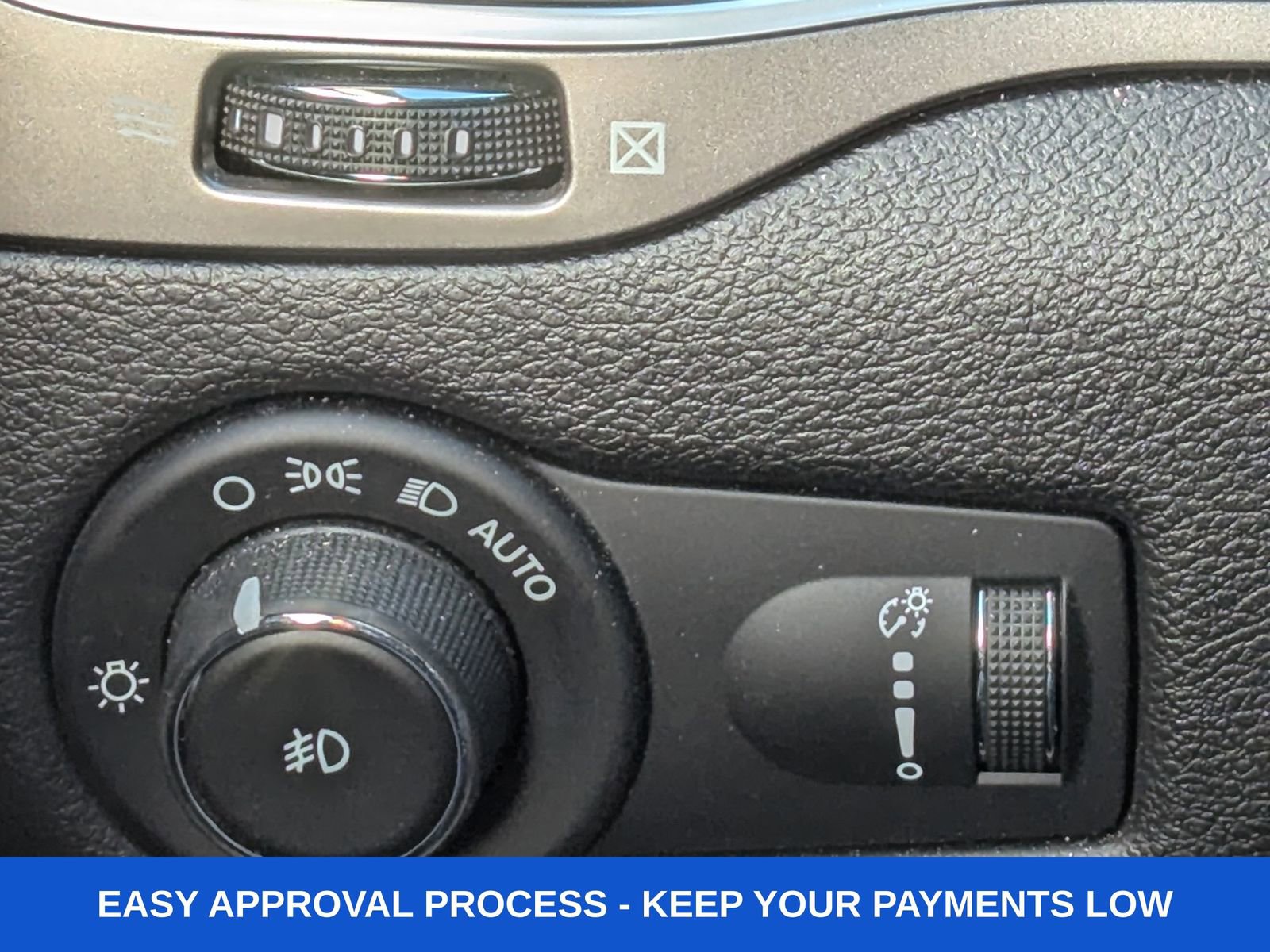 Used 2019 Jeep Cherokee Latitude w/ Cold Weather Group image 39