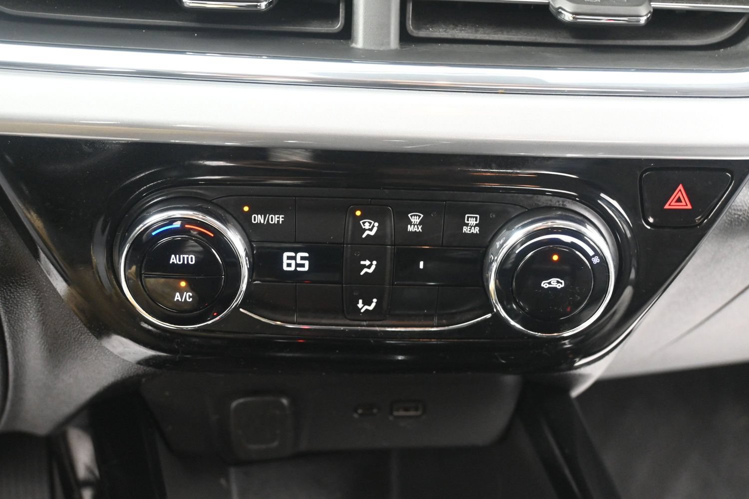 Used 2024 Chevrolet Trax LT FWD image 30