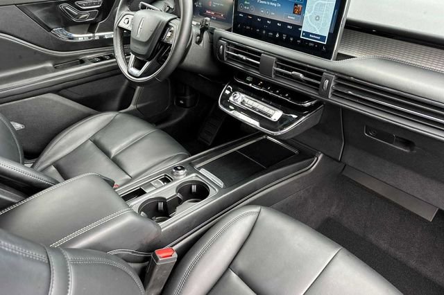 Used 2025 Lincoln Corsair FWD w/ Rear Removable Package Tray image 14