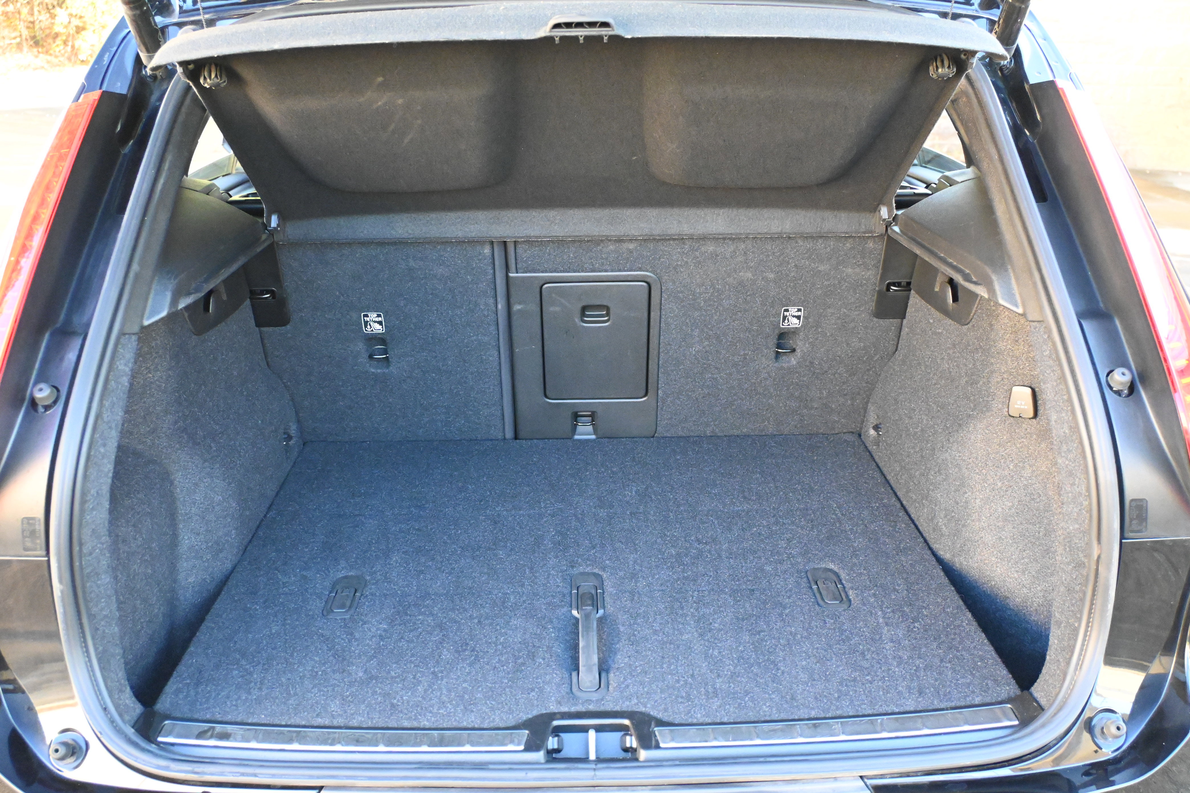 Used 2025 Volvo XC40 B5 Plus image 19