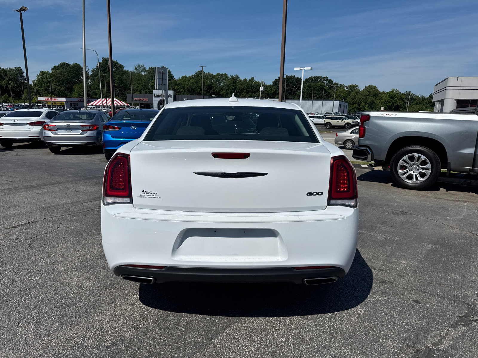 Used 2022 Chrysler 300 Touring w/ Sport Appearance Package RWD image 4