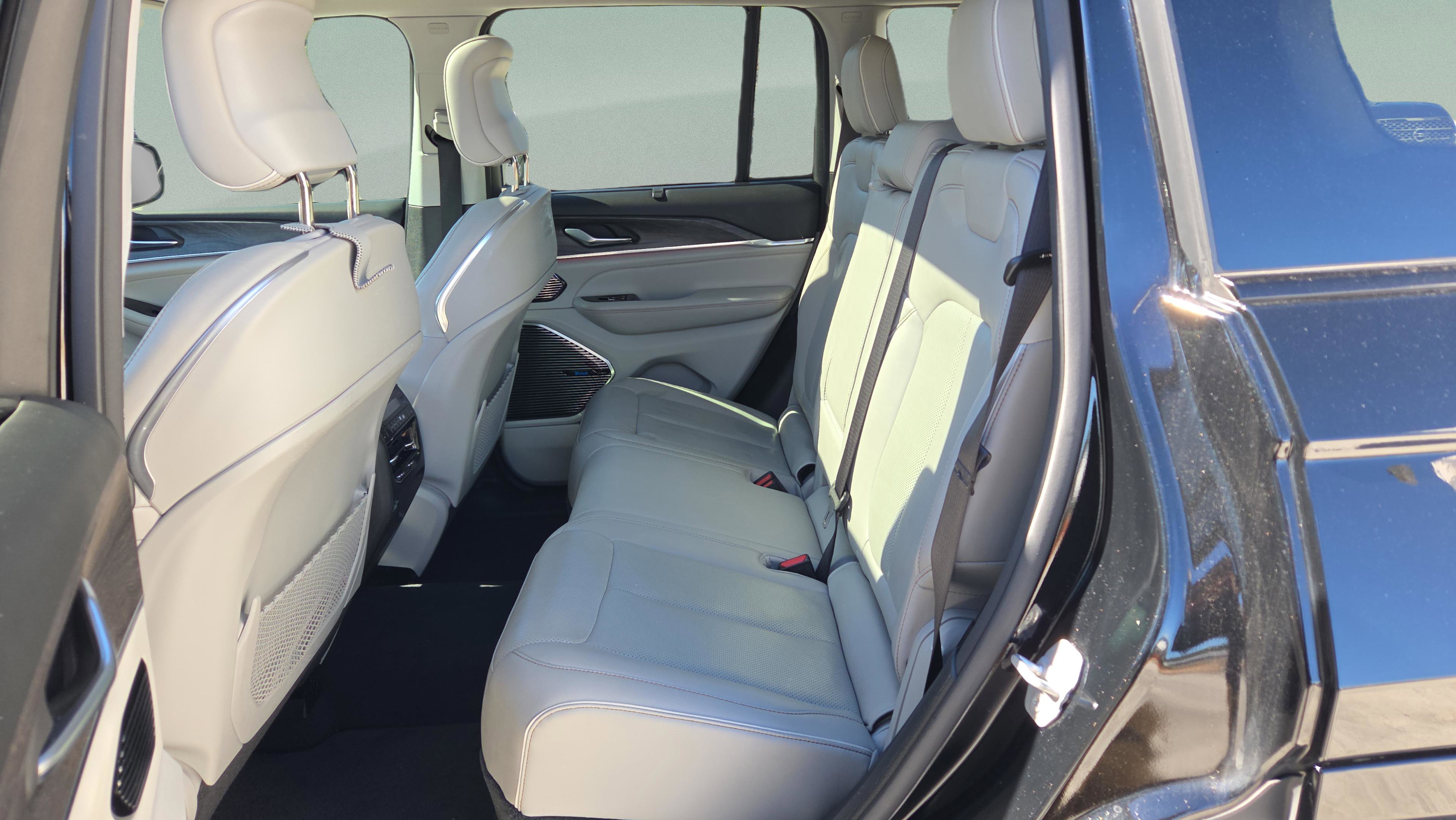 Used 2023 Jeep Grand Cherokee Overland w/ Adv Protech Group III image 33