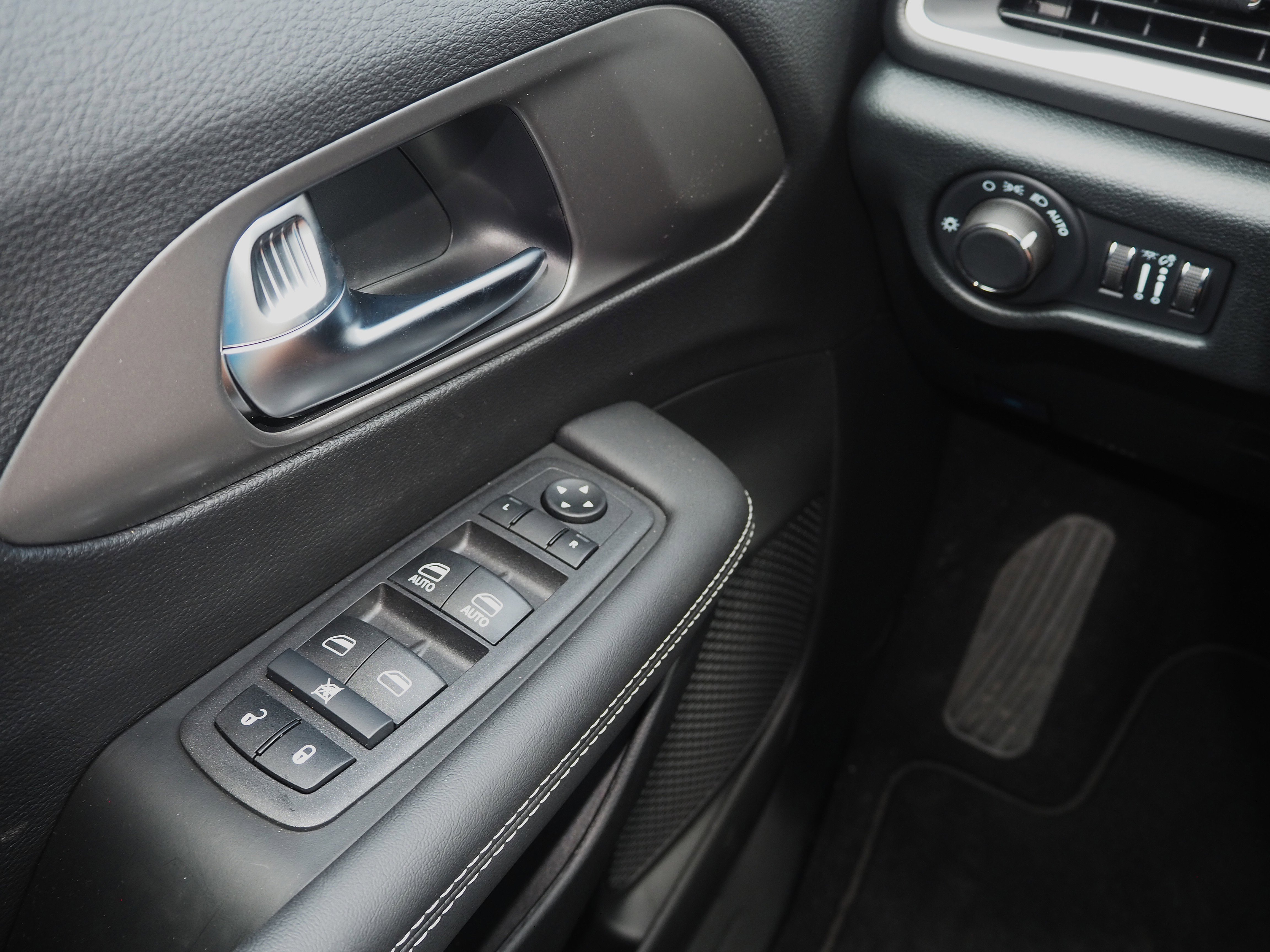 New 2025 Chrysler Voyager LX image 28