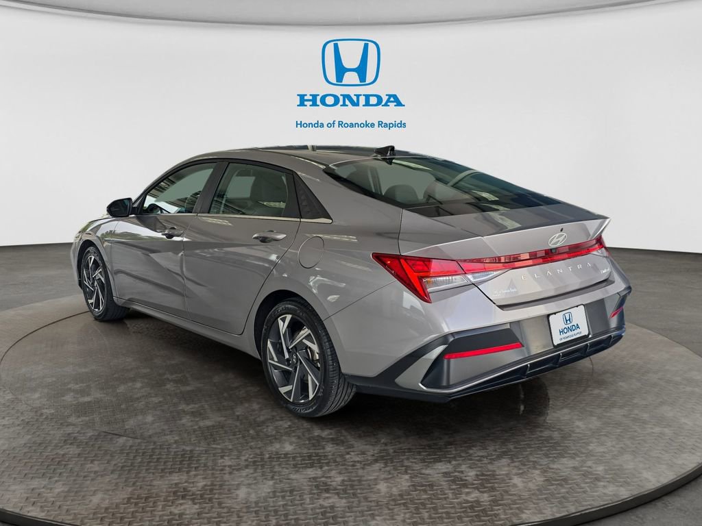 Used 2025 Hyundai Elantra Limited image 3