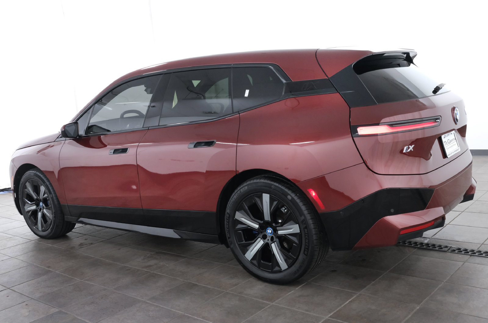 Used 2023 BMW iX xDrive50 w/ Premium Package AWD/4WD image 4