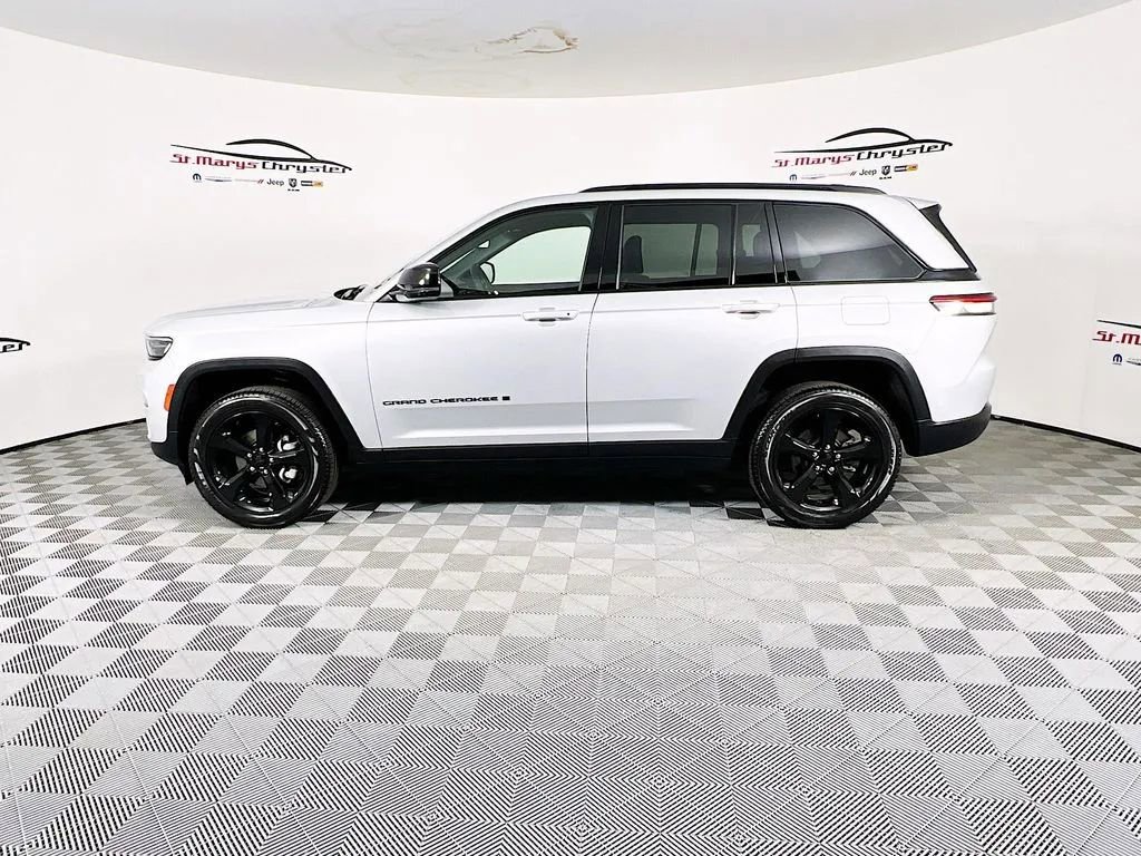 Used 2024 Jeep Grand Cherokee Limited w/ Black Appearance Package AWD/4WD image 5