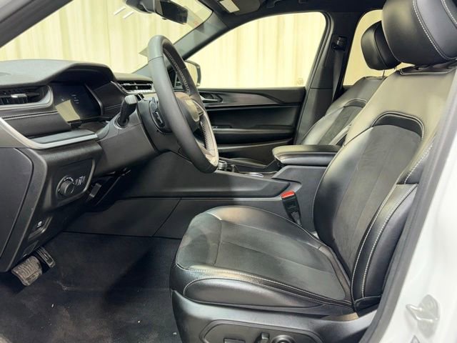 Used 2025 Jeep Grand Cherokee Altitude AWD/4WD image 14
