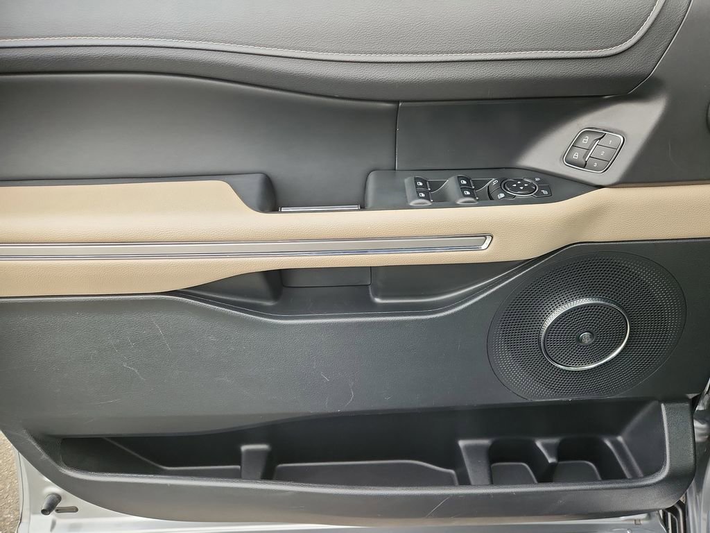 Used 2024 Ford Expedition Limited image 9