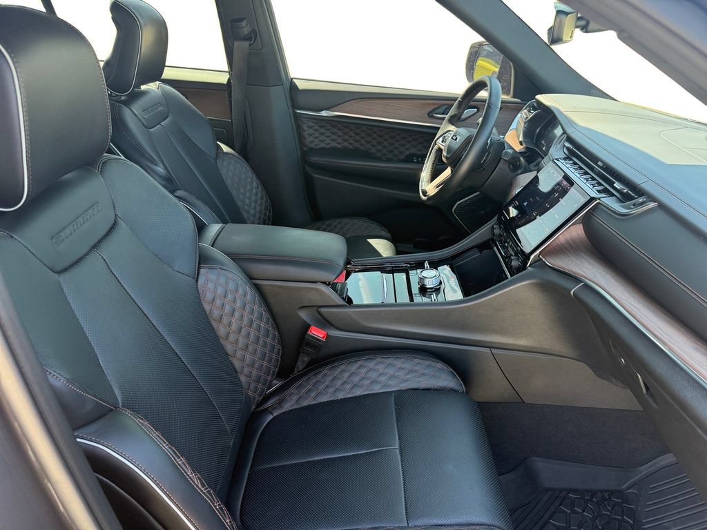 Used 2025 Jeep Grand Cherokee Summit w/ Obsidian Package AWD/4WD image 16