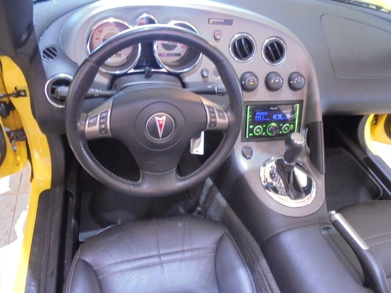 Used 2007 Pontiac Solstice Convertible RWD image 8