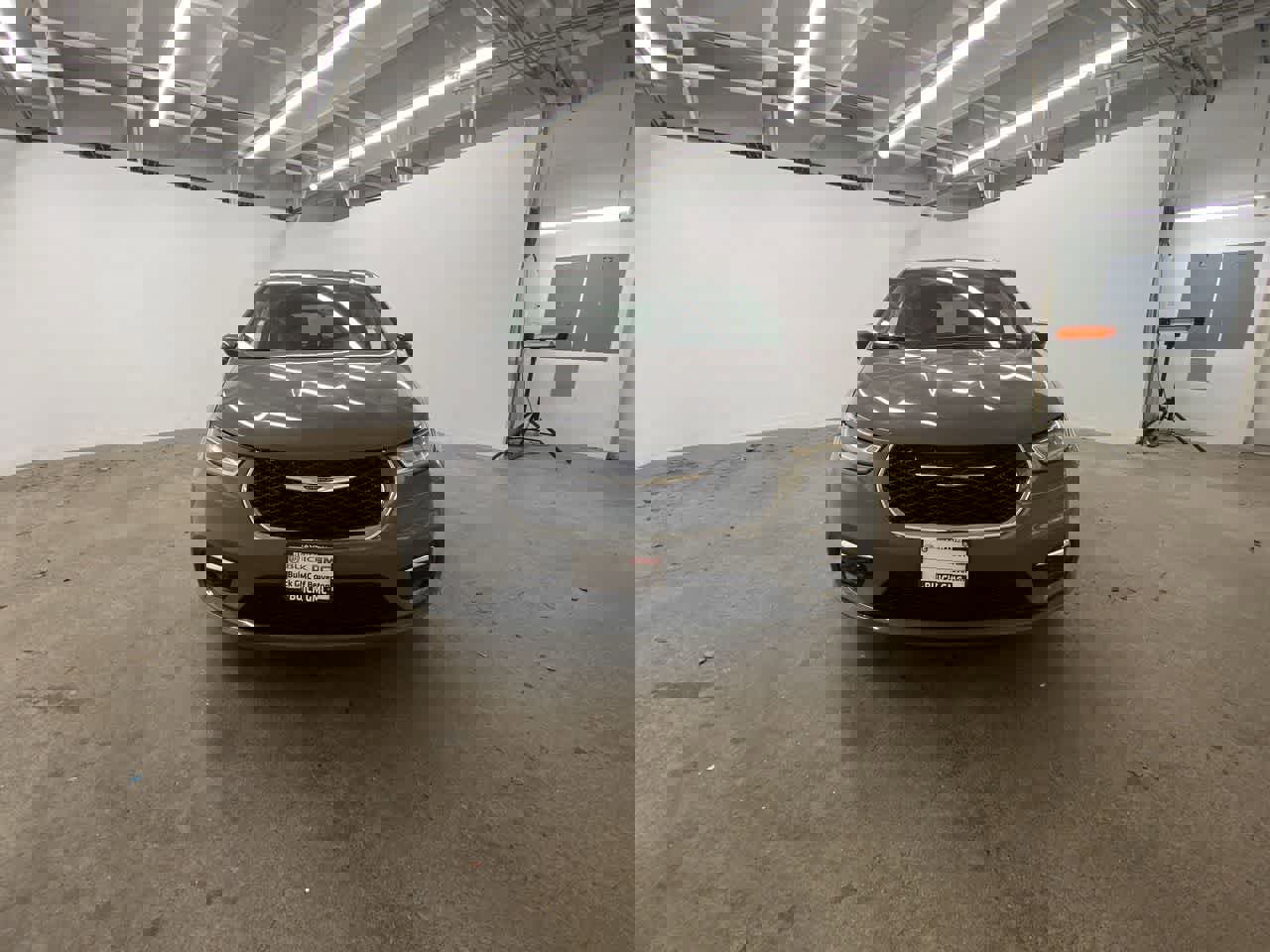 Used 2023 Chrysler Pacifica Touring-L image 9