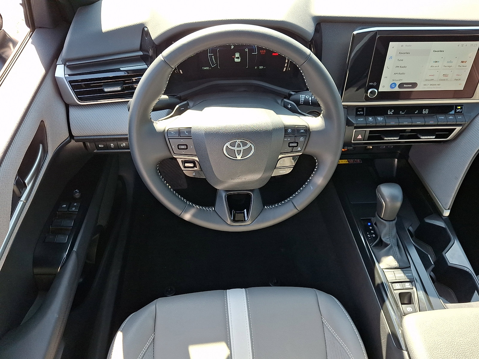 Used 2025 Toyota Camry SE image 11