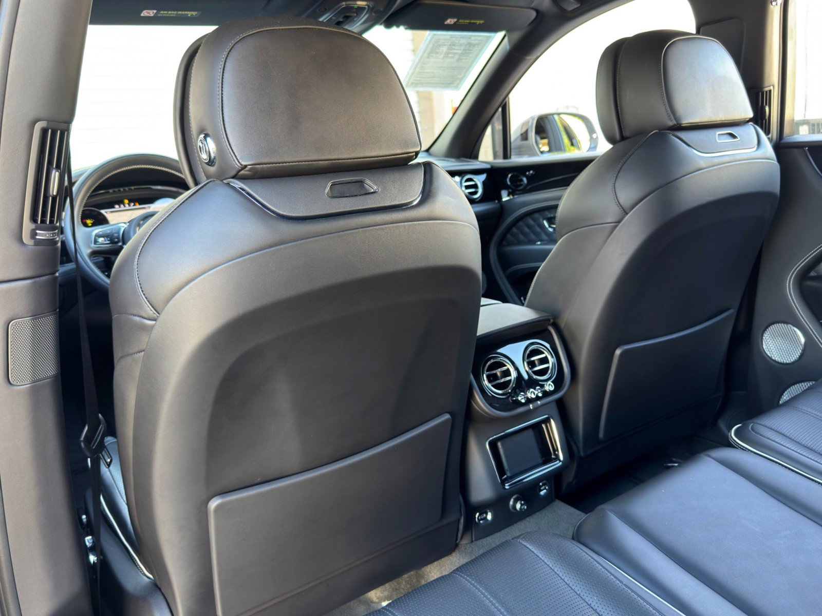 Used 2022 Bentley Bentayga AWD/4WD image 39