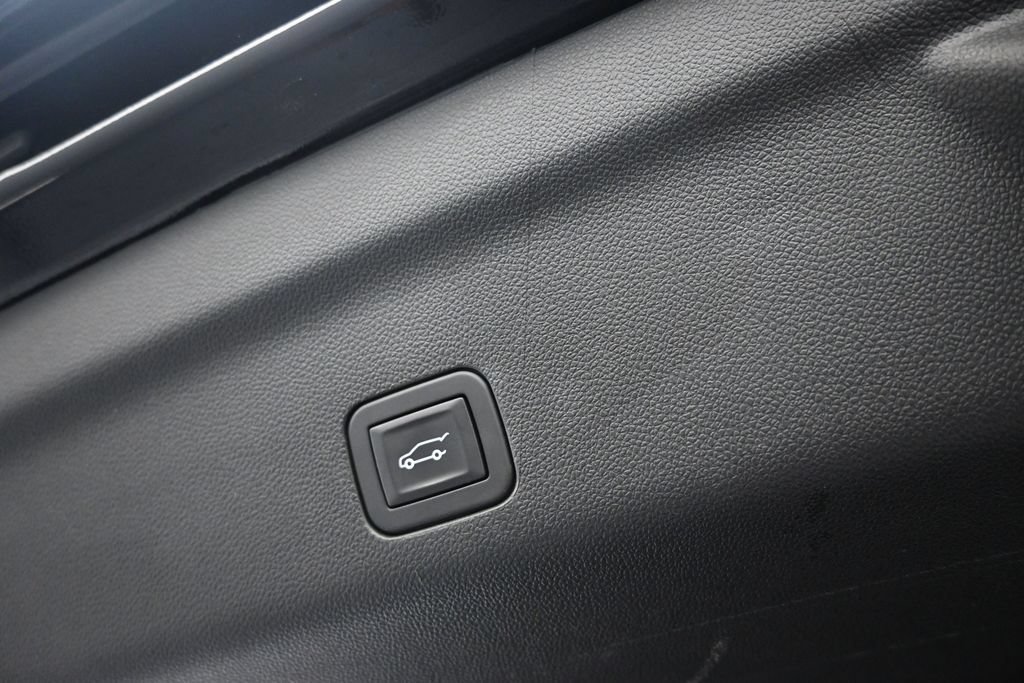 Used 2025 Chevrolet Suburban LT AWD/4WD image 17