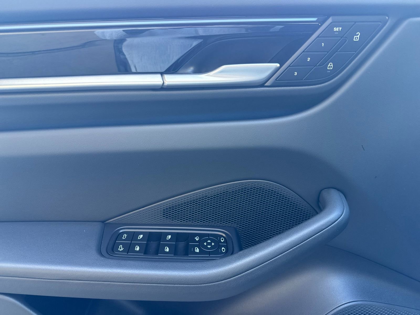 Certified 2025 Porsche Macan Electric image 12