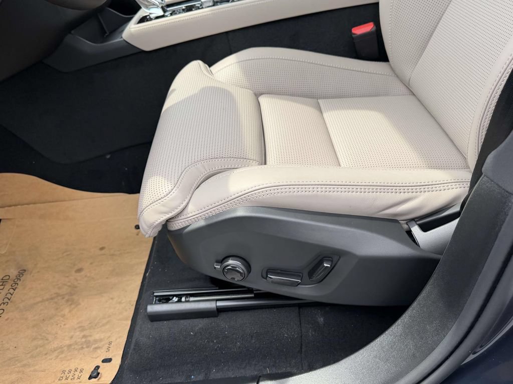 New 2026 Volvo XC90 T8 Ultra w/ Protection Package Premier AWD/4WD image 16