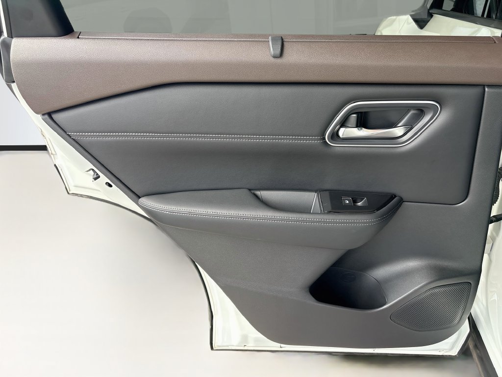 Used 2022 Nissan Rogue Platinum w/ Head-Up Display Package FWD image 26