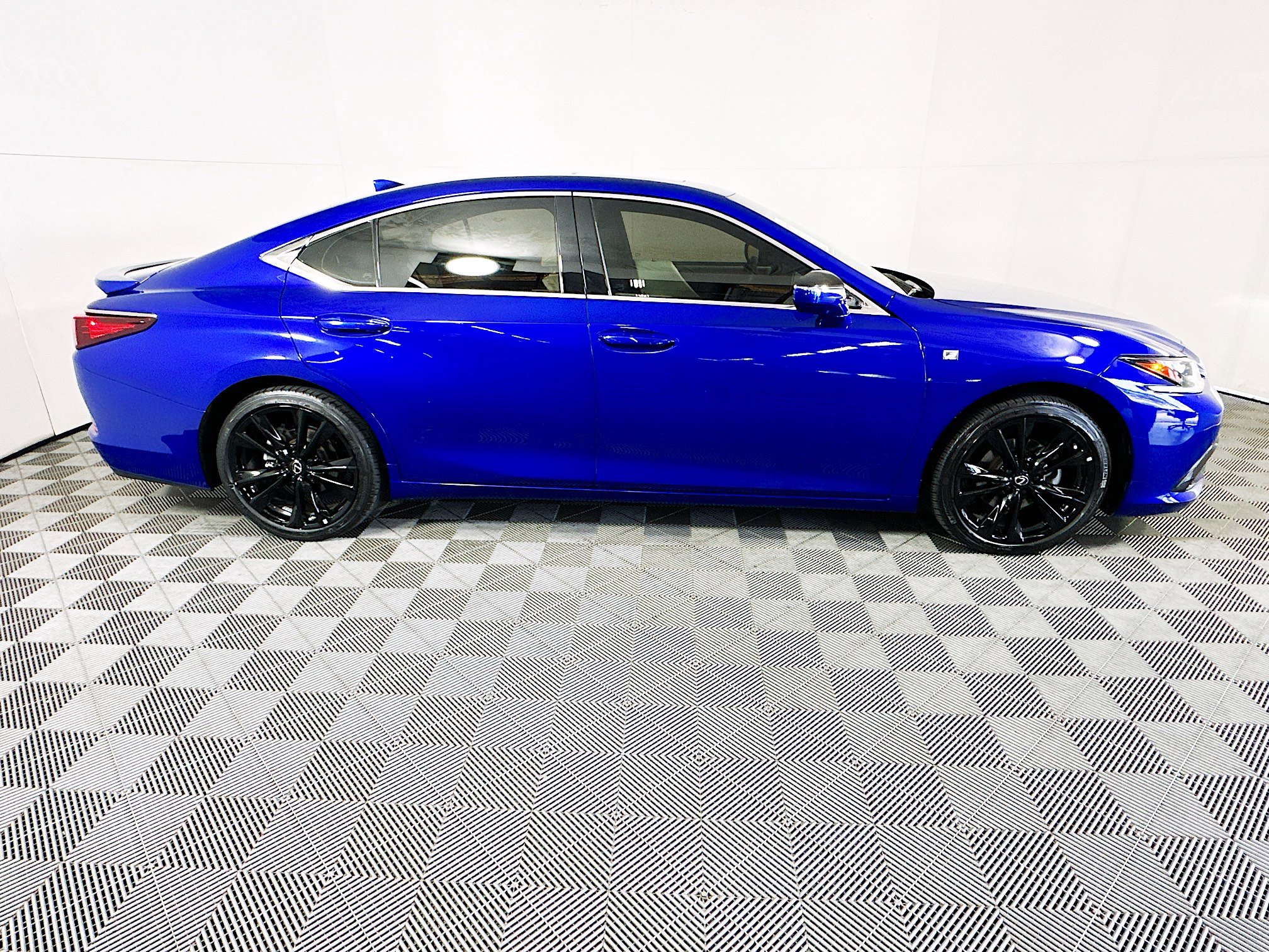 Used 2023 Lexus ES 350 F Sport image 2