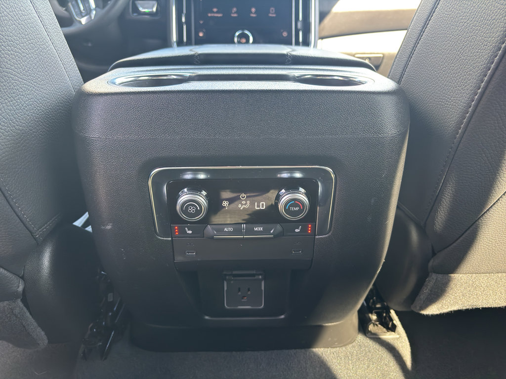 Used 2025 GMC Yukon XL Denali AWD/4WD image 31