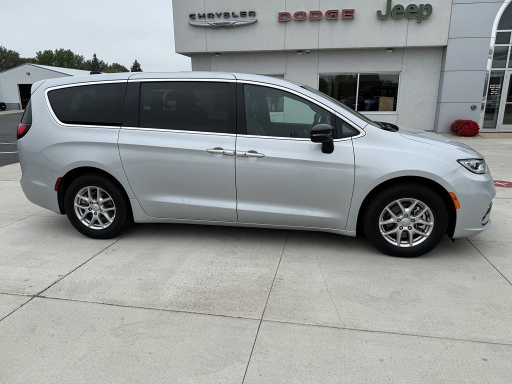 Used 2026 Chrysler Pacifica Select FWD image 8