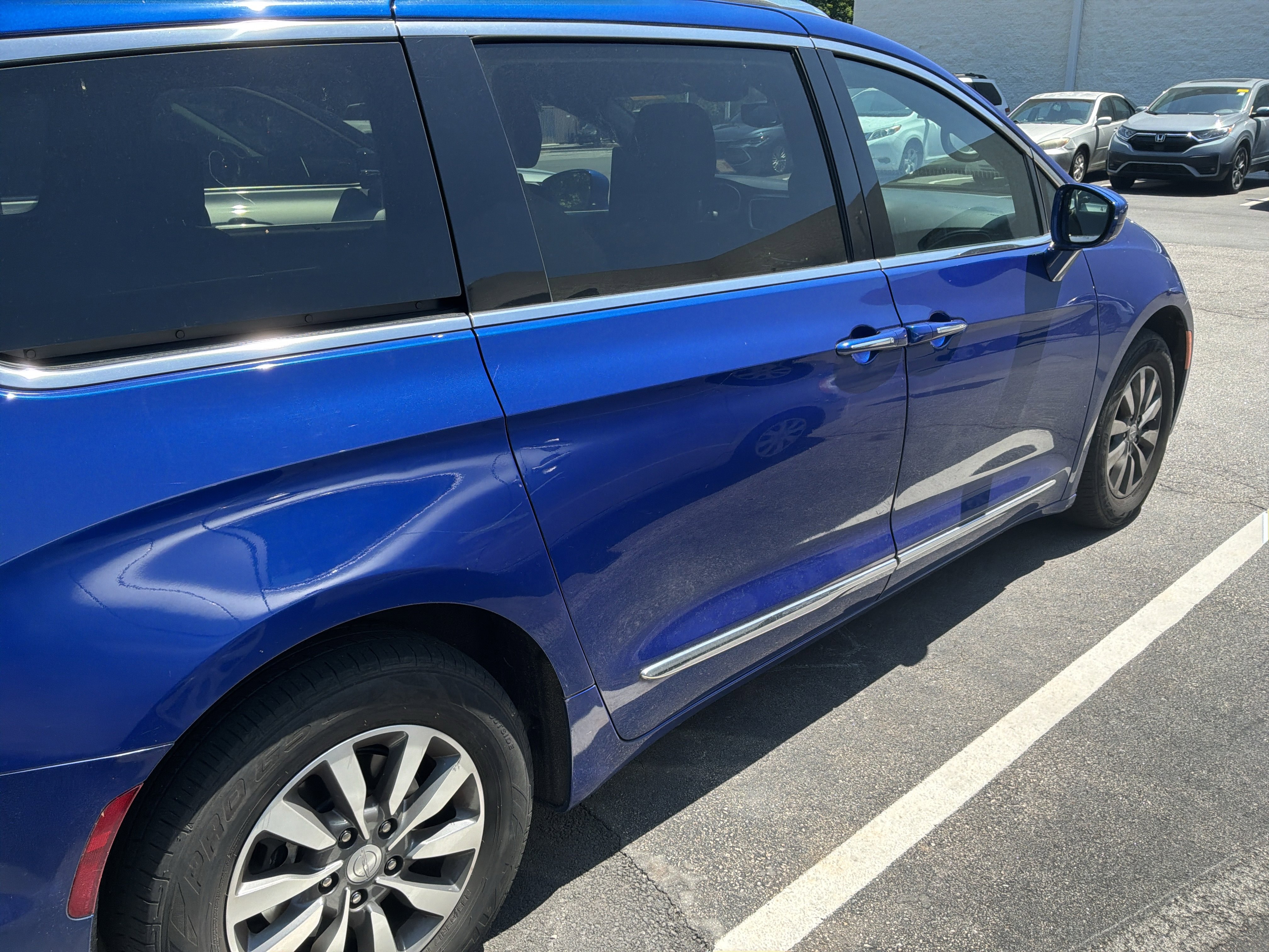 Used 2020 Chrysler Pacifica Touring-L FWD image 8