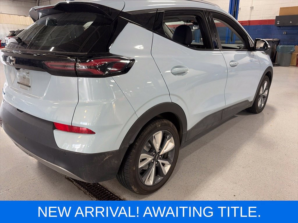 Used 2023 Chevrolet Bolt EUV LT w/ Convenience Package FWD image 3